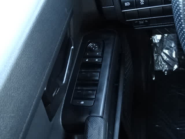 Certified 2025 Toyota Tacoma SR5 AWD/4WD image 38