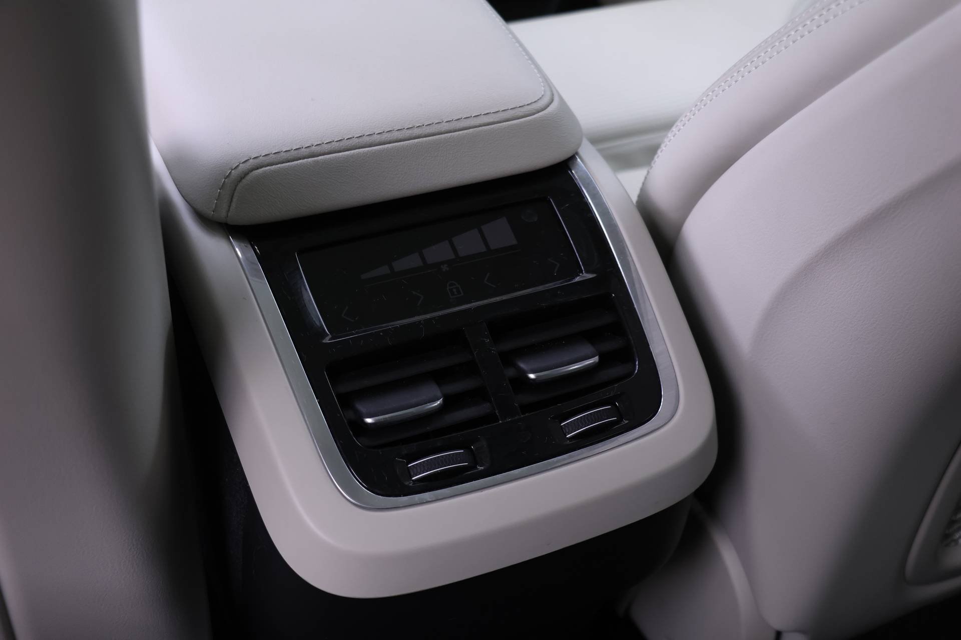 Certified 2022 Volvo XC60 B6 Inscription w/ Advanced Package image 18