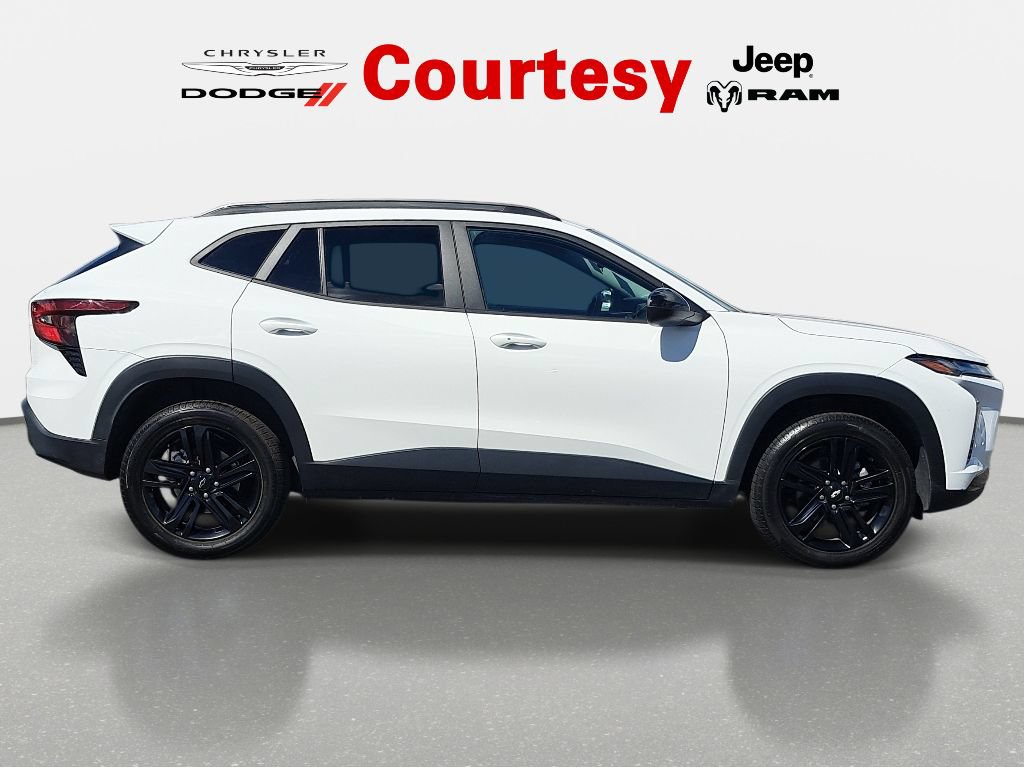 Used 2025 Chevrolet Trax ACTIV w/ Sunroof Package FWD image 3