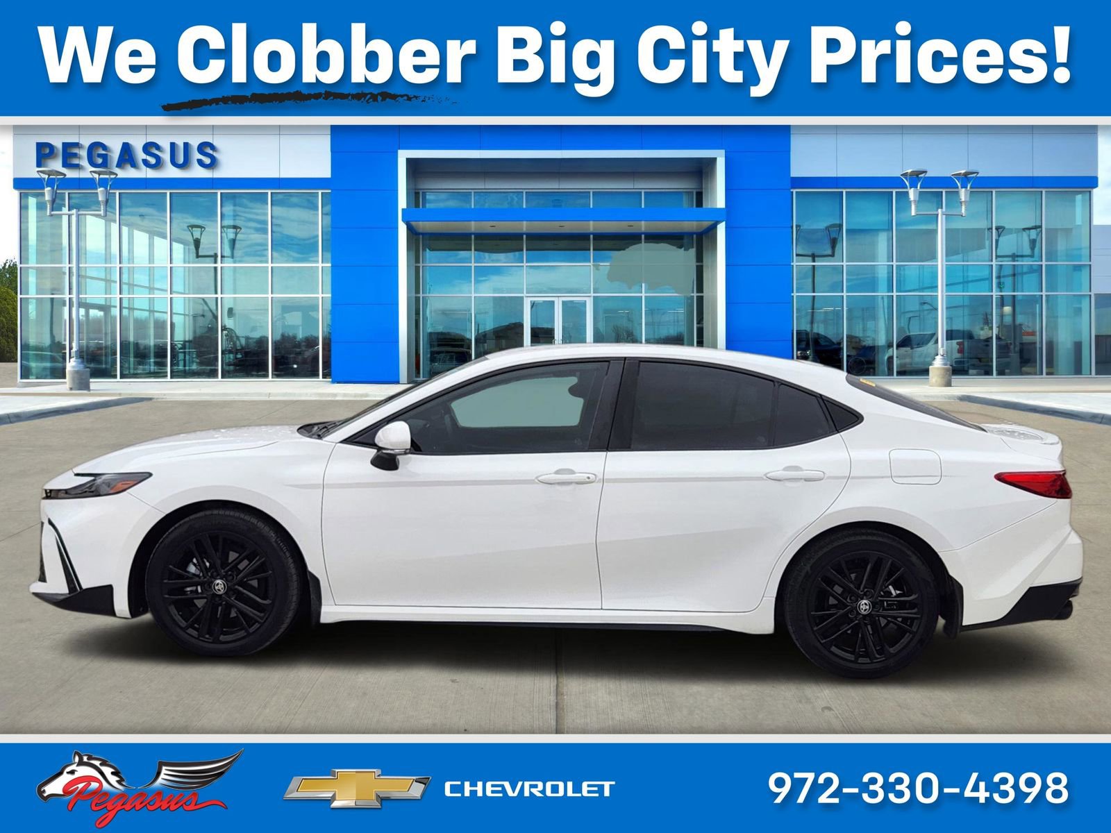 Used 2025 Toyota Camry SE w/ Convenience Package image 3