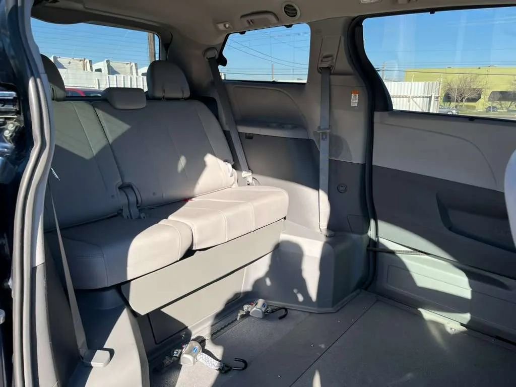 Used 2019 Toyota Sienna XLE FWD image 22