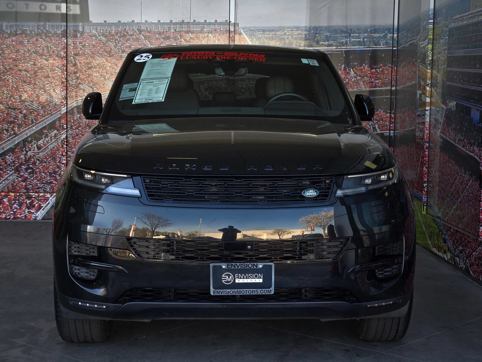 Used 2025 Land Rover Range Rover Sport SE AWD/4WD image 3