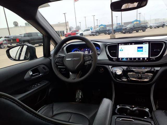 Used 2025 Chrysler Pacifica Limited image 10
