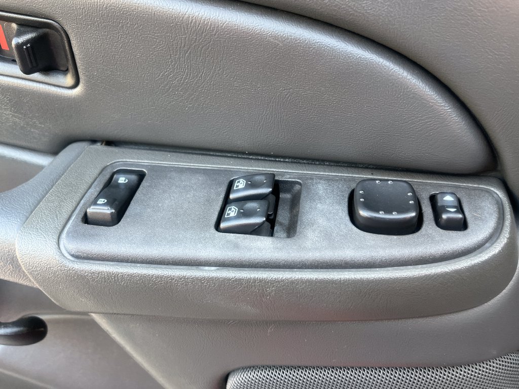 Used 2005 Chevrolet Silverado 2500 LS AWD/4WD image 13