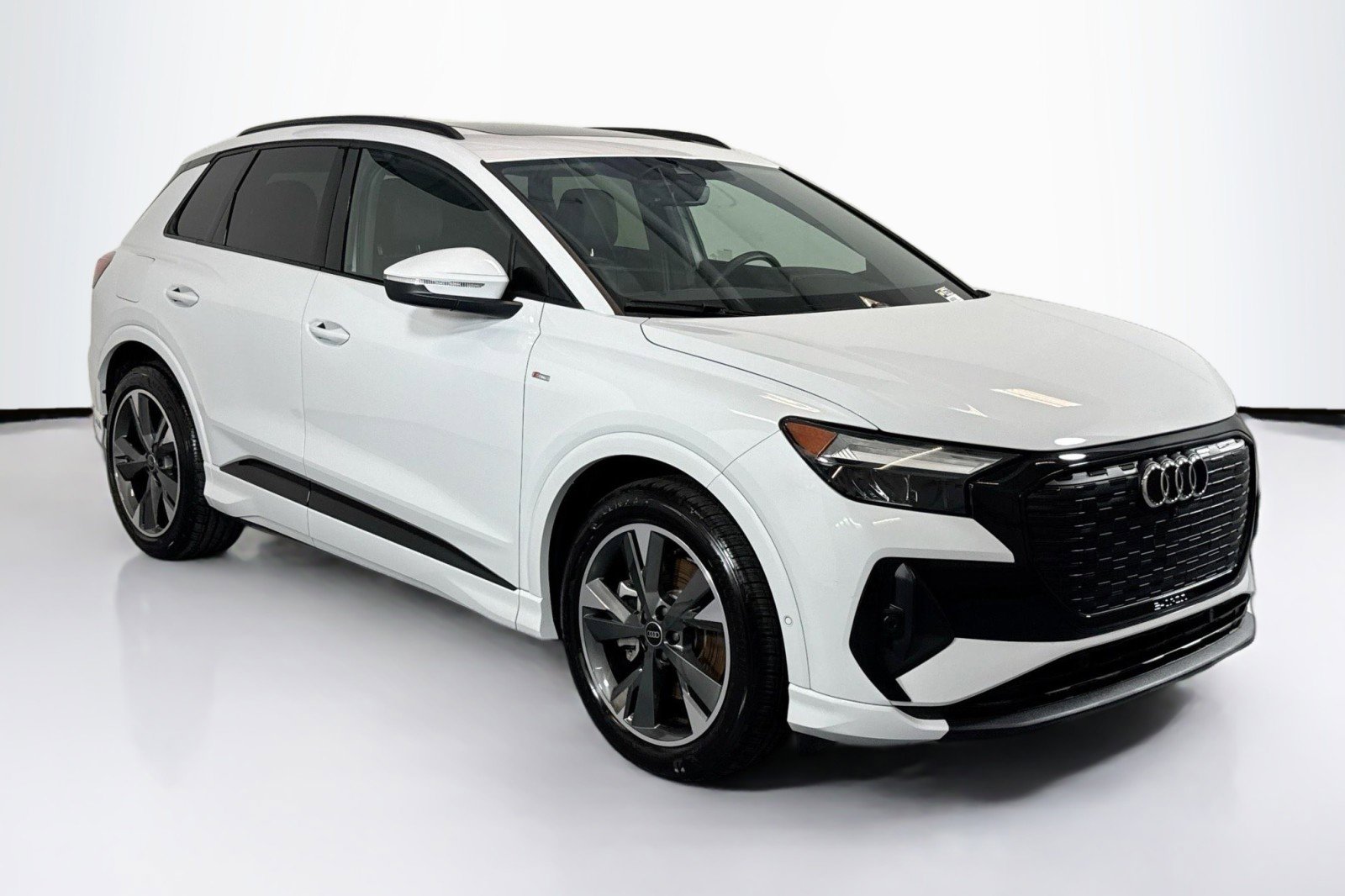 Used 2024 Audi Q4 e-tron Premium Plus image 3