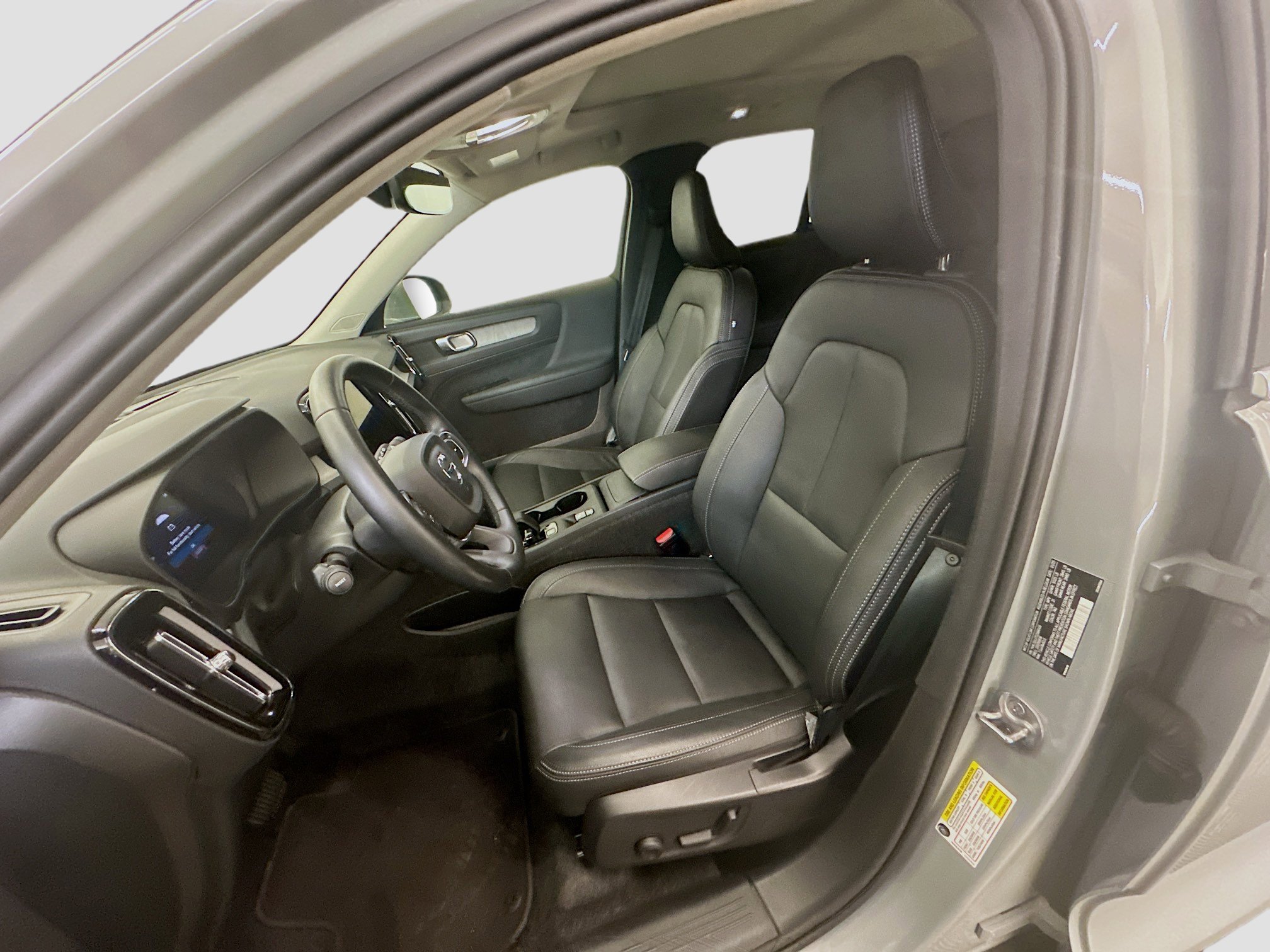 Used 2025 Volvo XC40 B5 Core image 13