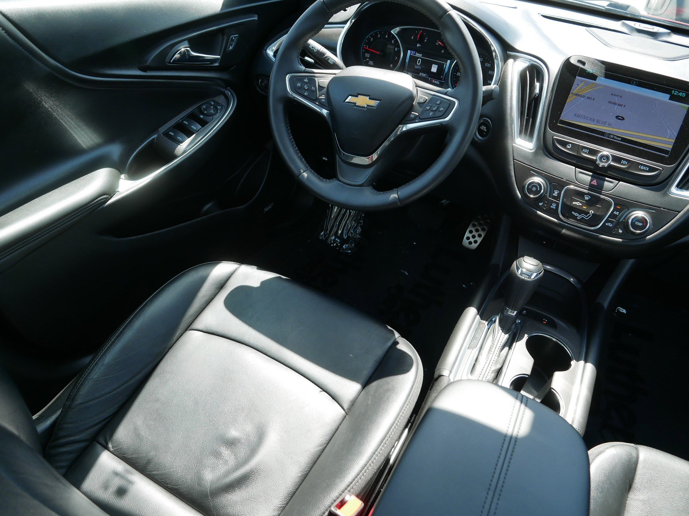 Used 2017 Chevrolet Malibu LT w/ Leather Package FWD image 9