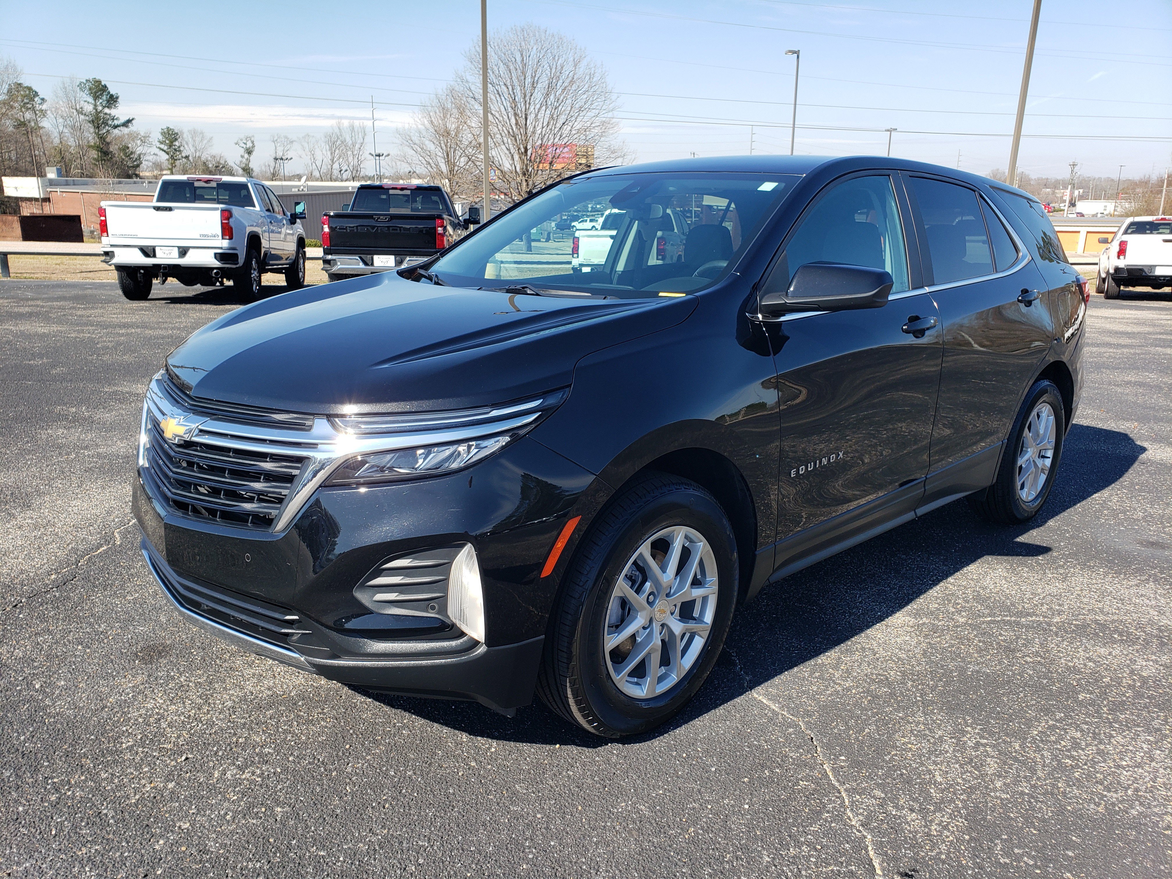 Used 2022 Chevrolet Equinox LT w/ Driver Convenience Package image 2