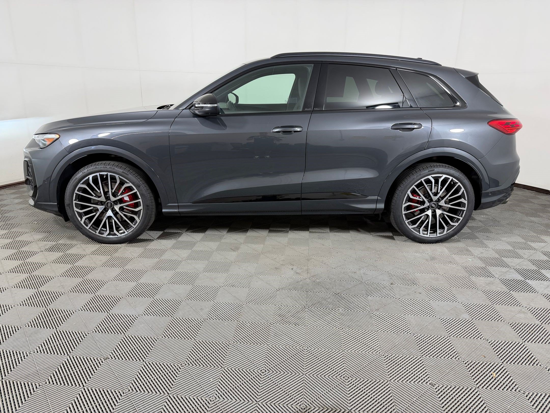 Certified 2025 Audi SQ5 Premium Plus w/ Premium Plus Package AWD/4WD image 2