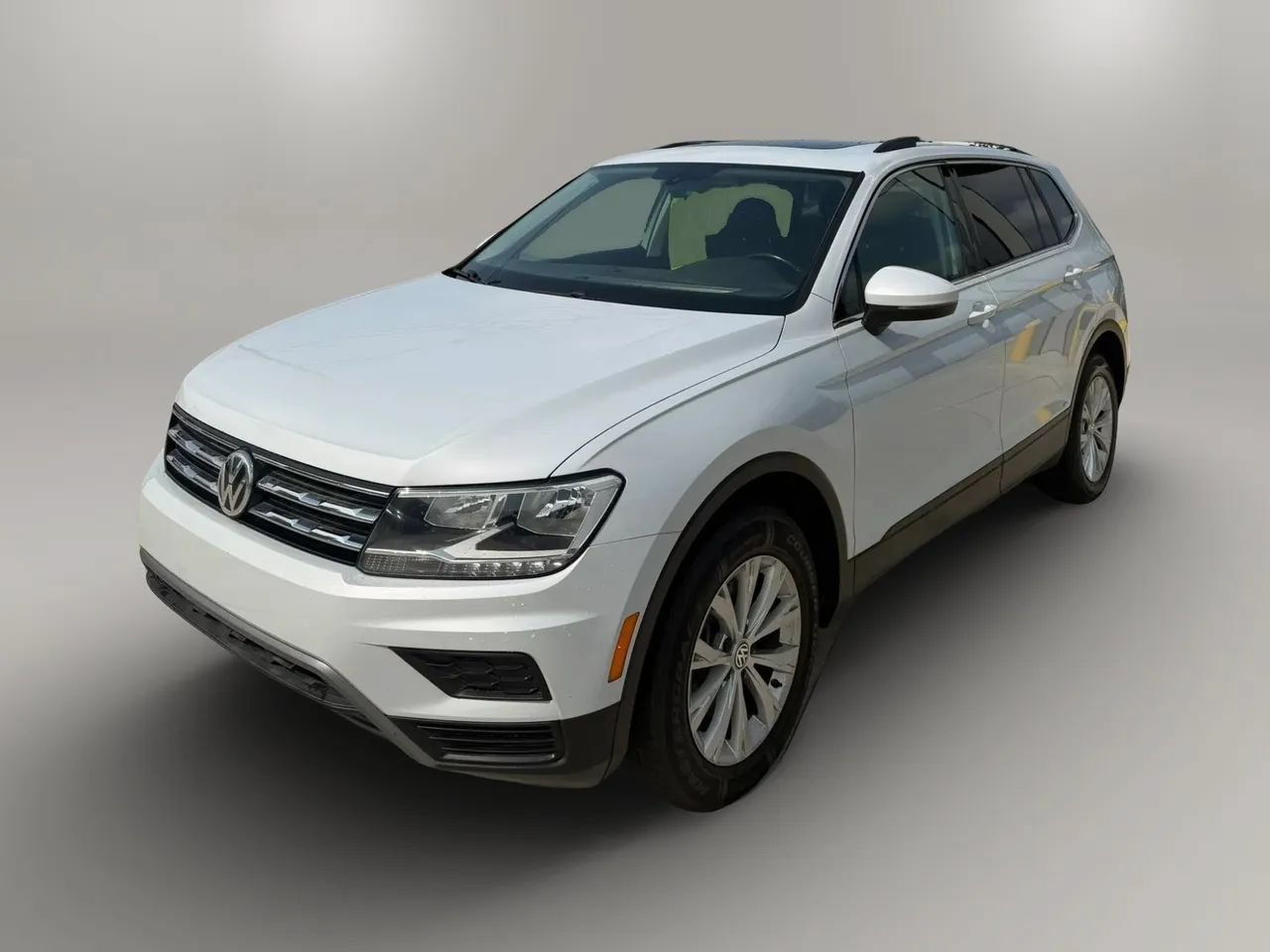 Used 2019 Volkswagen Tiguan SE w/ Panoramic Sunroof Package AWD/4WD image 3
