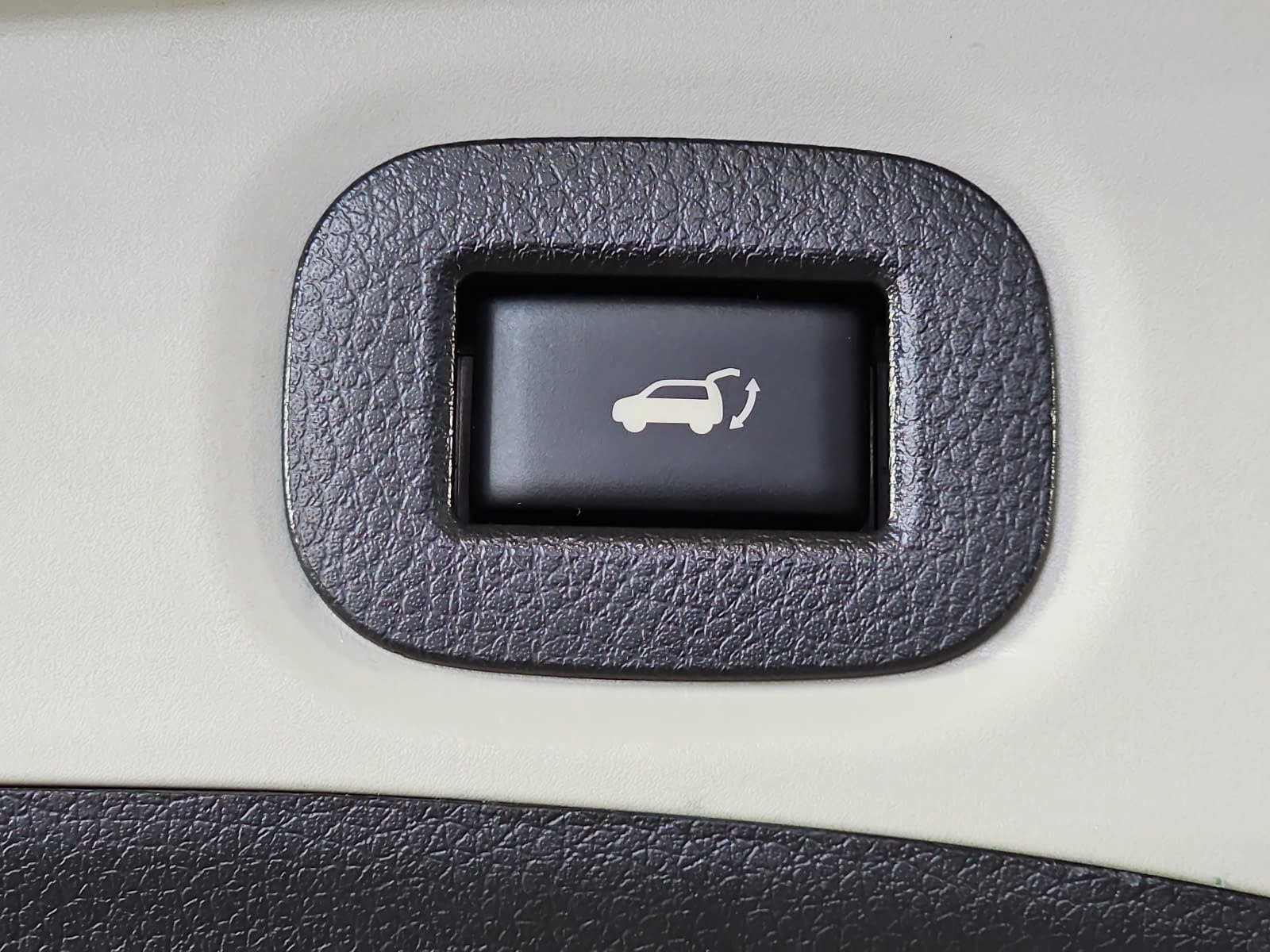 Used 2018 Nissan Rogue SV w/ Premium Package FWD image 12