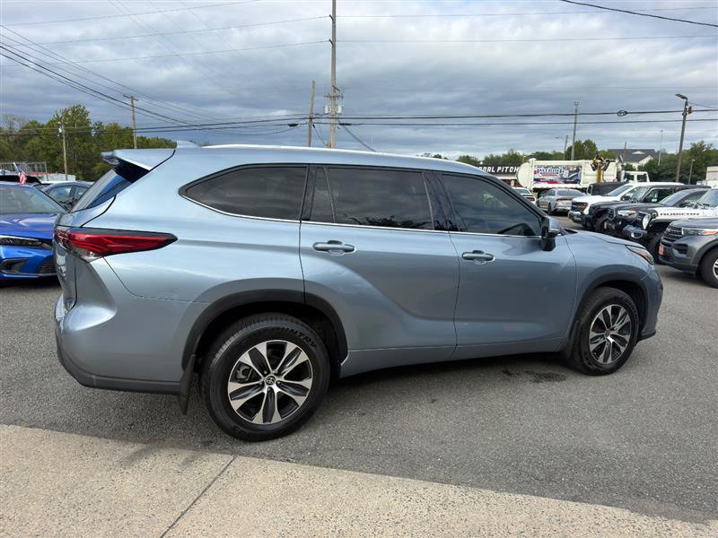 Used 2022 Toyota Highlander XLE AWD/4WD image 7