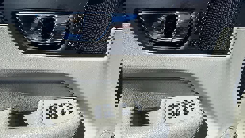 Used 2019 Volvo XC60 T6 Momentum w/ Multimedia Package image 22