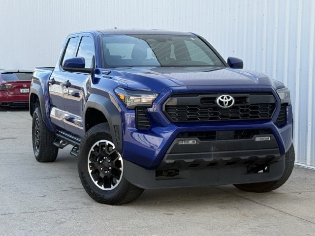 Used 2025 Toyota Tacoma TRD Off-Road AWD/4WD image 2