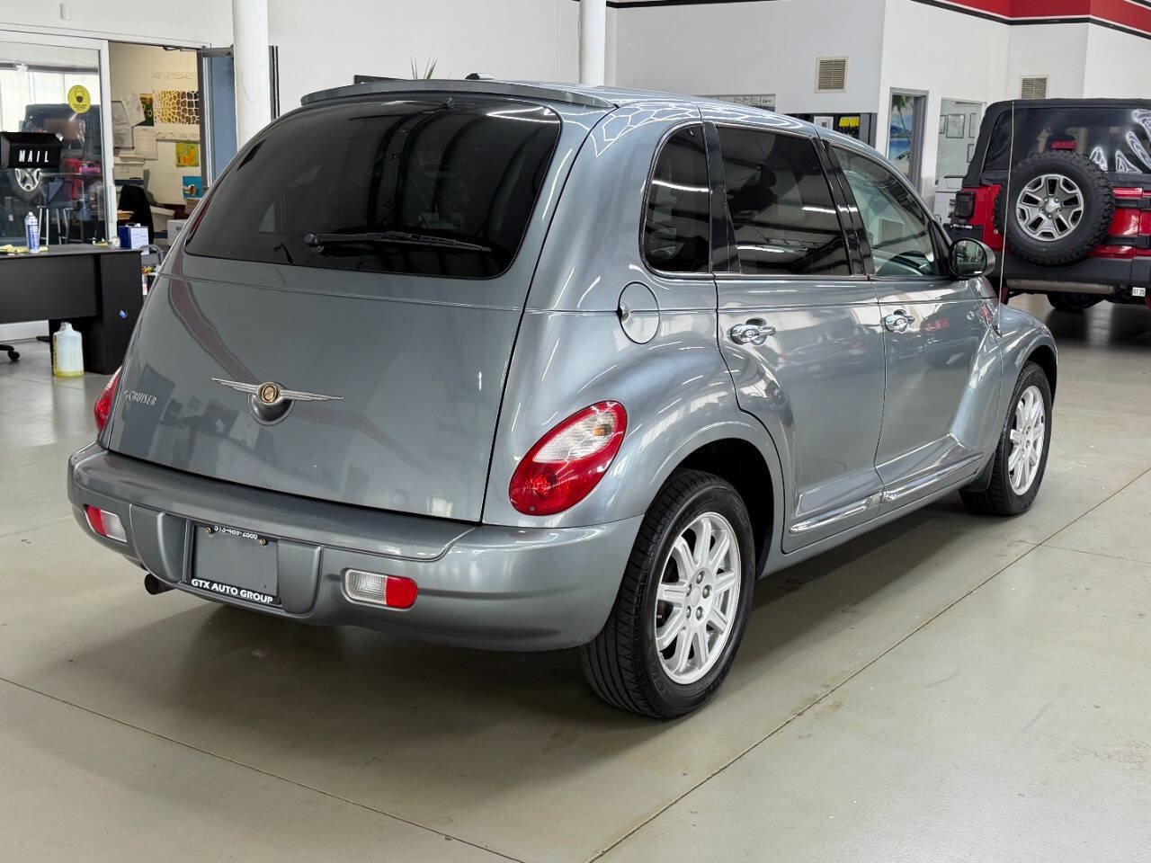 Used 2010 Chrysler PT Cruiser FWD image 2