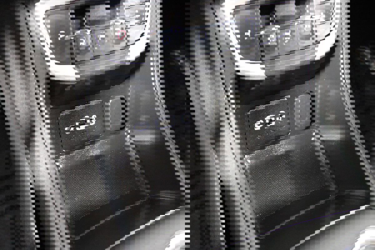 Used 2023 GMC Terrain SLE w/ Driver Convenience Package image 11