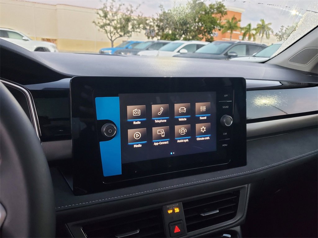 New 2025 Volkswagen Taos SE image 9