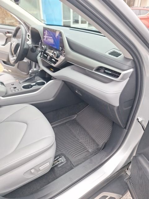 Used 2024 Toyota Highlander XLE image 19