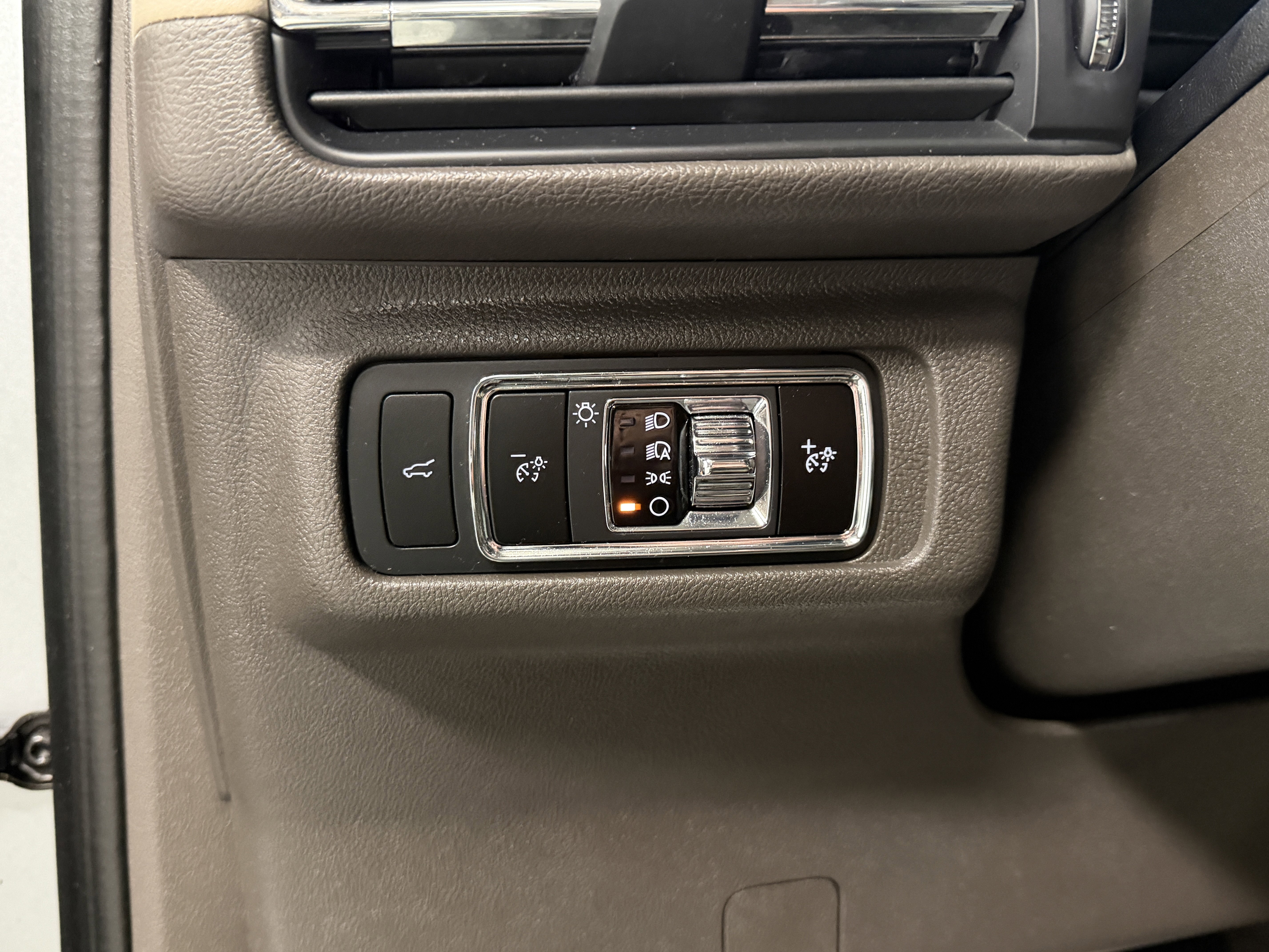 Used 2023 Lincoln Corsair Reserve w/ Equipment Group 201A image 17