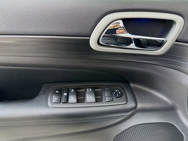 Used 2021 Jeep Grand Cherokee Laredo X image 18