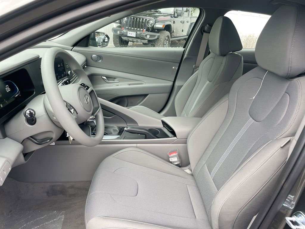 Used 2025 Hyundai Elantra SE image 37