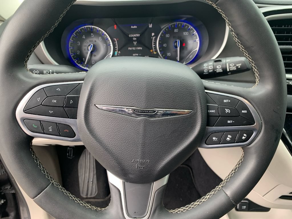 Used 2023 Chrysler Pacifica Touring-L FWD image 15