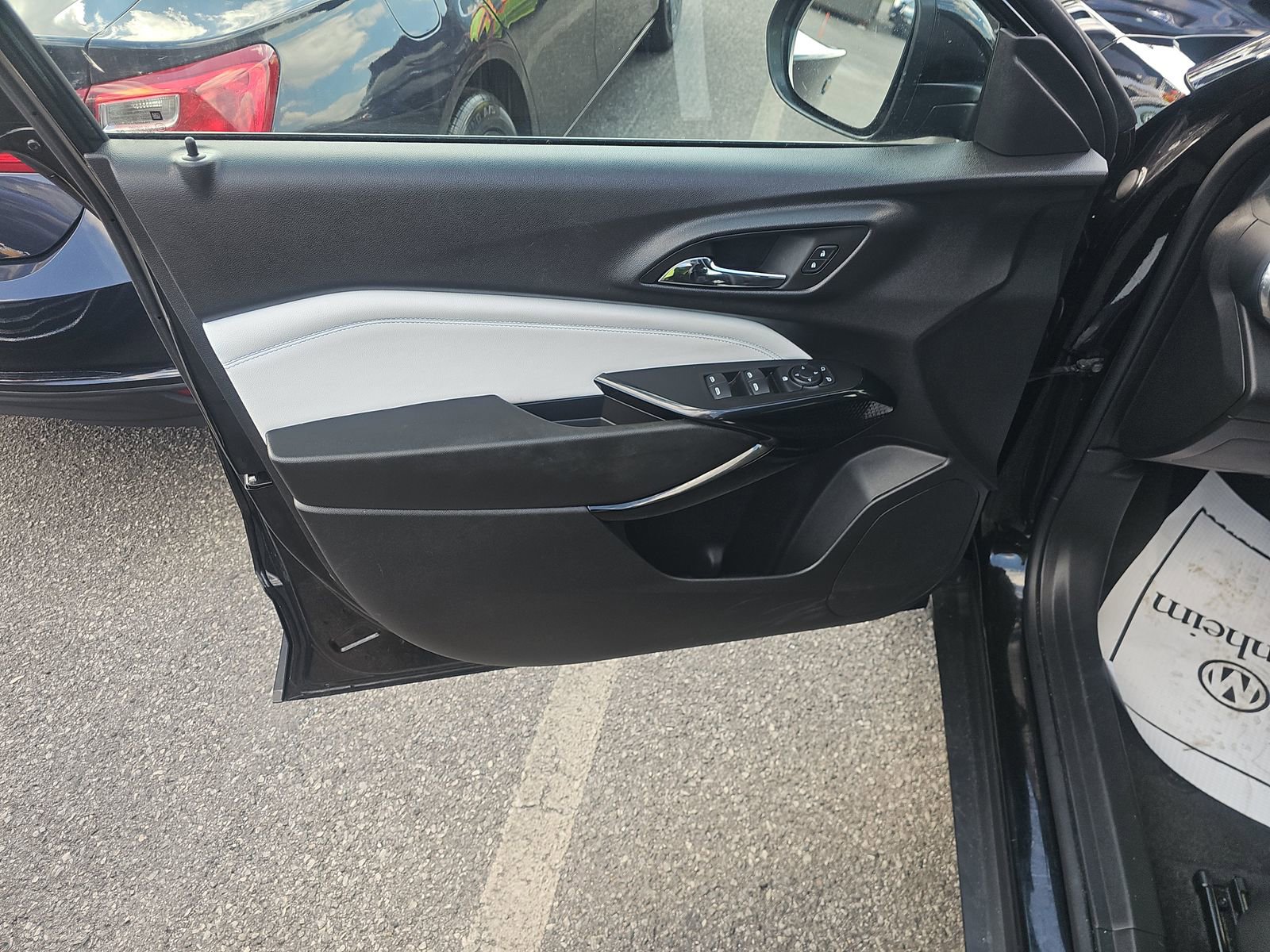 Used 2025 Chevrolet Trax LT w/ LT Convenience Package image 10