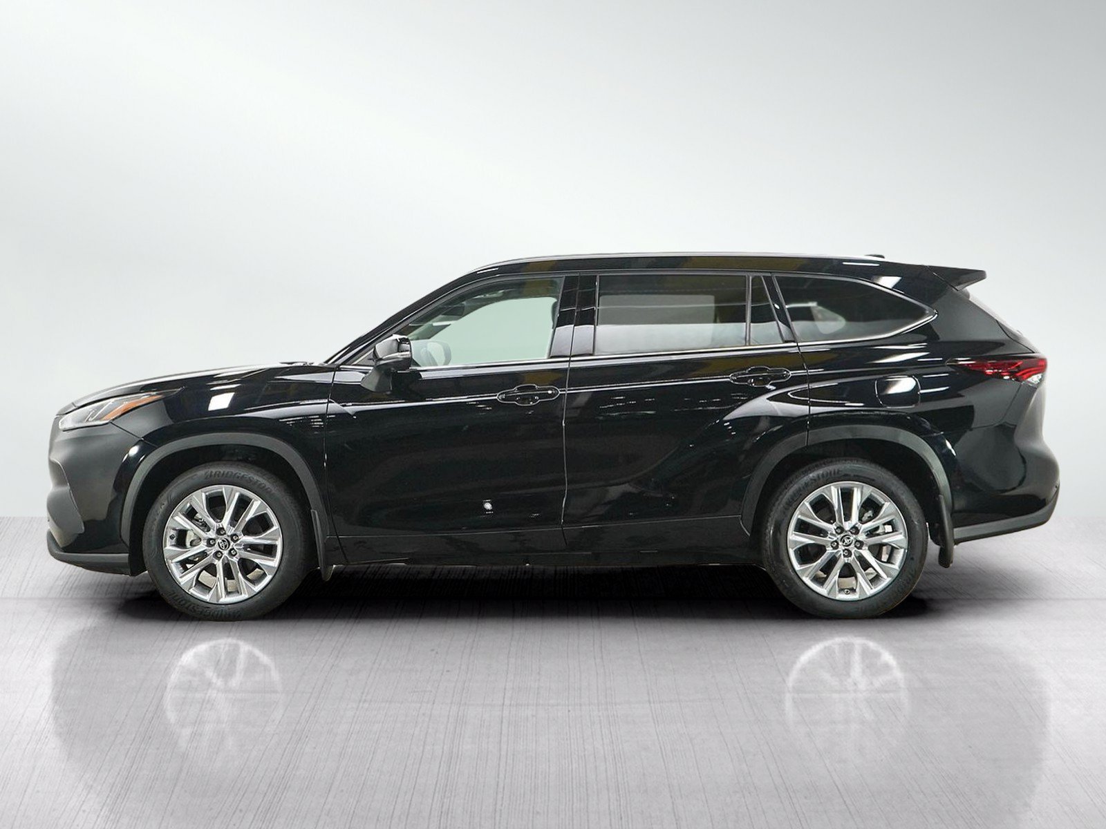 Used 2024 Toyota Highlander Limited AWD/4WD image 2