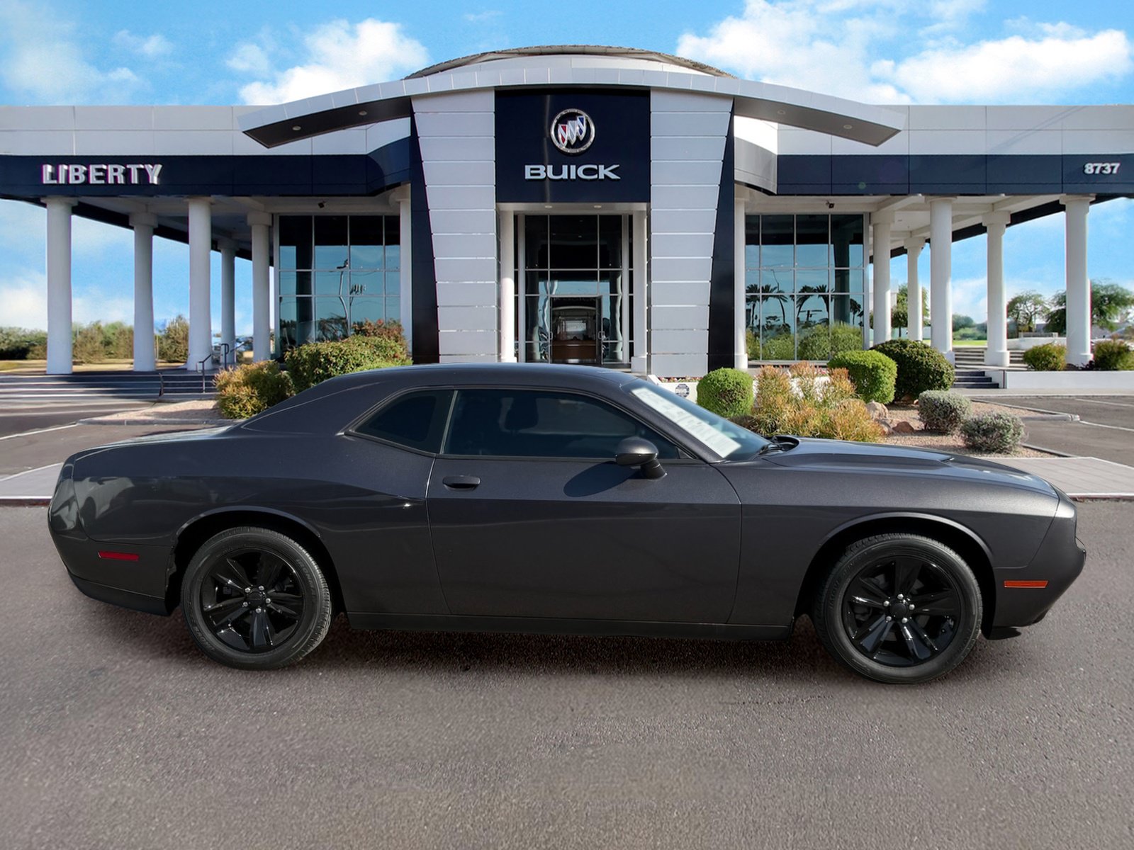 Used 2016 Dodge Challenger SXT RWD image 2