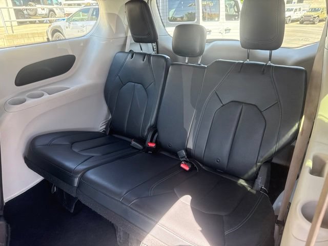 Used 2021 Chrysler Pacifica Touring-L FWD image 27