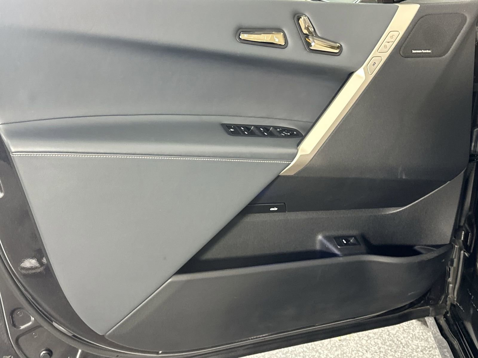 Used 2022 BMW iX xDrive50 w/ Premium Package image 28