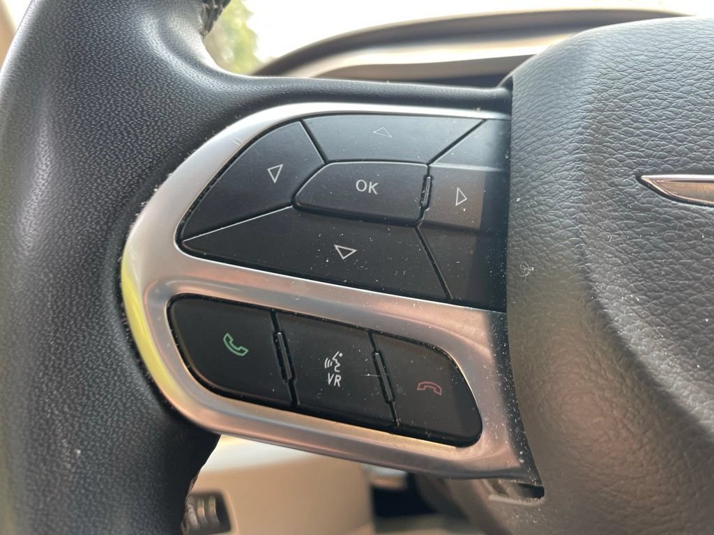 Used 2022 Chrysler Pacifica Touring-L FWD image 13