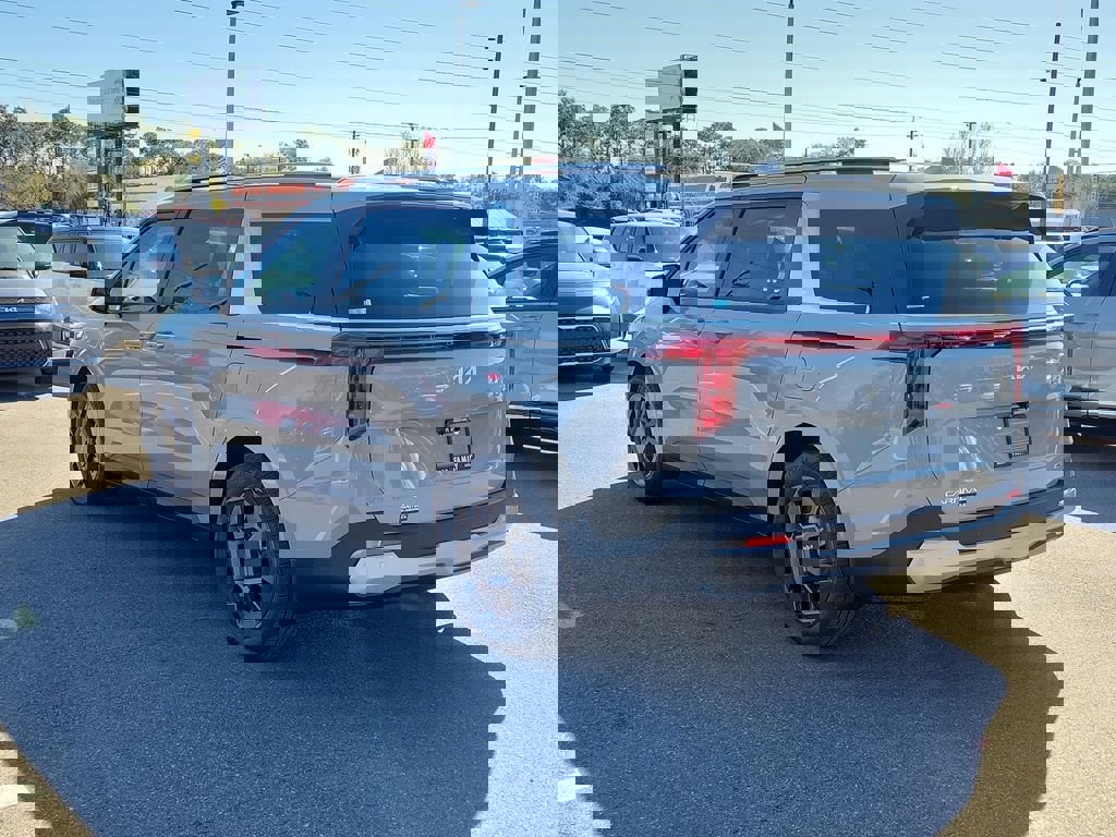 New 2026 Kia Carnival EX FWD image 4