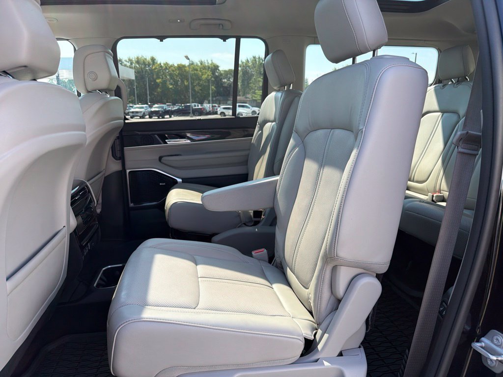 Used 2022 Jeep Wagoneer Series III w/ Premium Group I AWD/4WD image 15