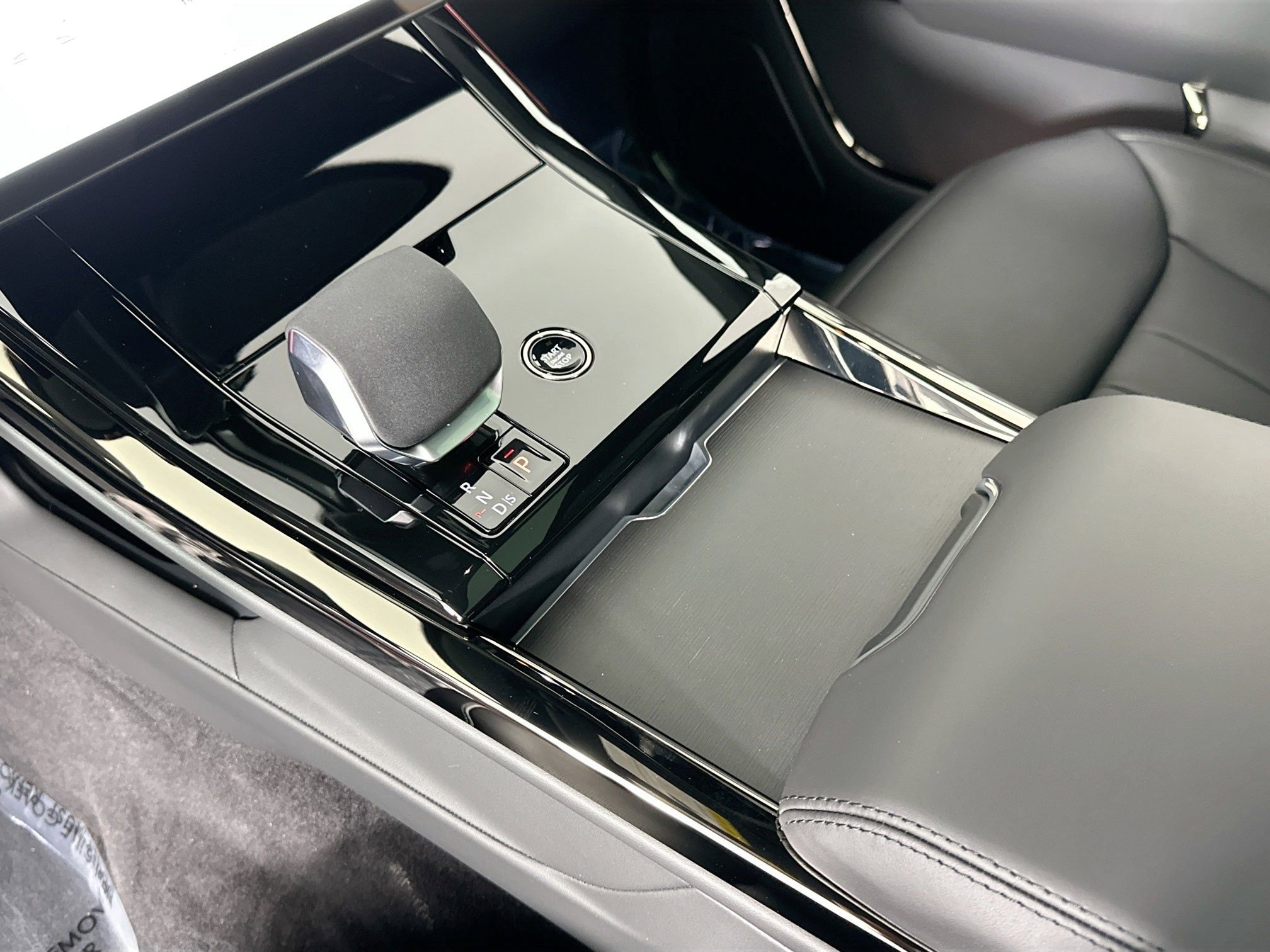 Used 2026 Land Rover Range Rover Sport SE image 13