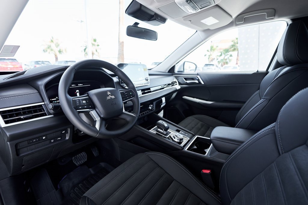 New 2025 Mitsubishi Outlander SE image 2