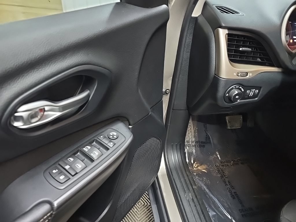 Used 2016 Jeep Cherokee Latitude w/ Cold Weather Group AWD/4WD image 27