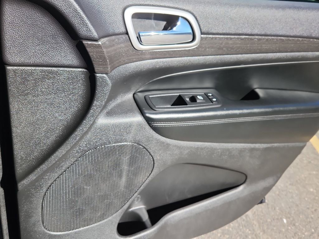 Used 2017 Jeep Grand Cherokee Altitude image 13