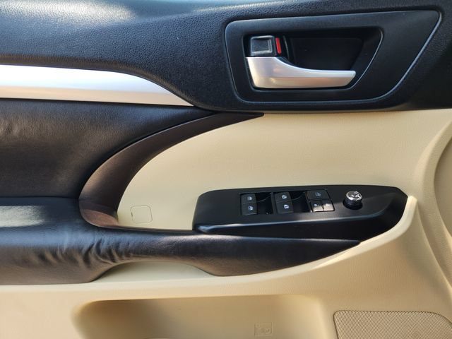 Used 2016 Toyota Highlander XLE FWD image 23