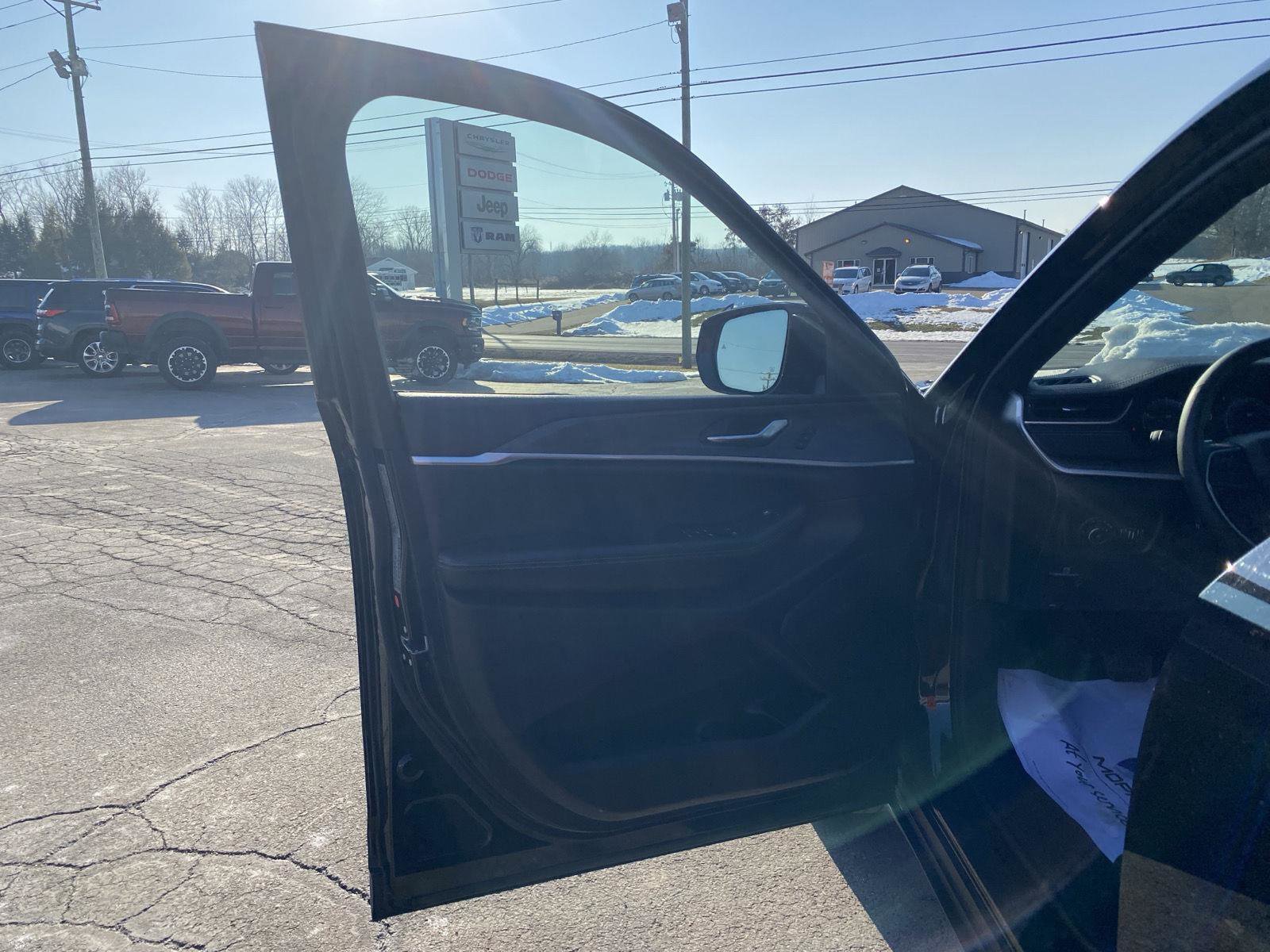 Used 2024 Jeep Grand Cherokee L Limited w/ Luxury Tech Group II image 12