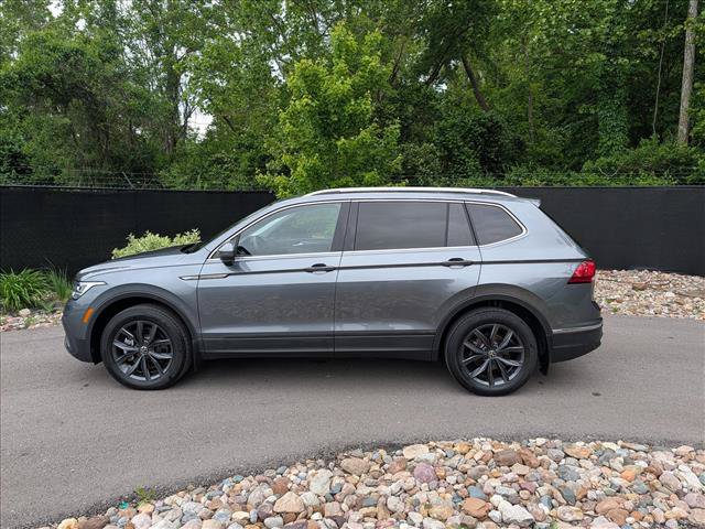 Used 2023 Volkswagen Tiguan SE w/ Panoramic Sunroof Package AWD/4WD image 2