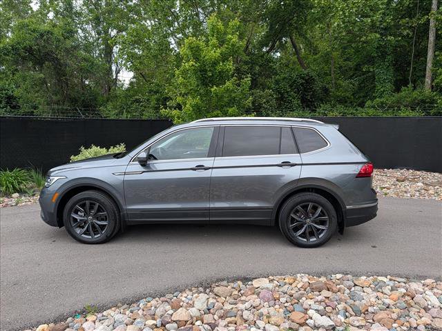 Used 2023 Volkswagen Tiguan SE w/ Panoramic Sunroof Package AWD/4WD image 2