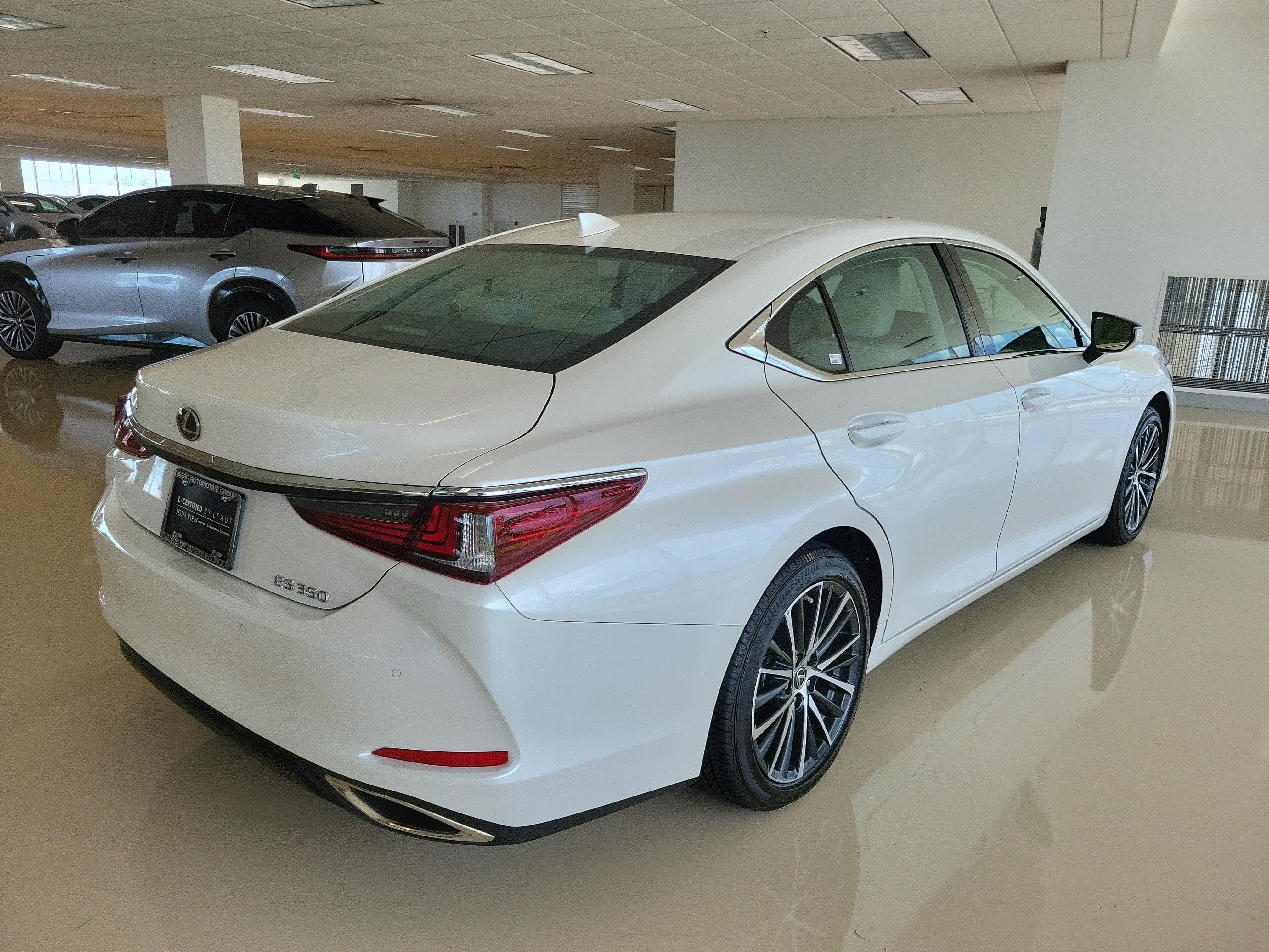 Used 2024 Lexus ES 350 w/ Premium Package FWD image 7