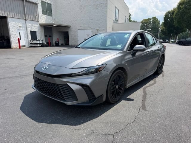Used 2025 Toyota Camry SE w/ Convenience Package FWD image 2
