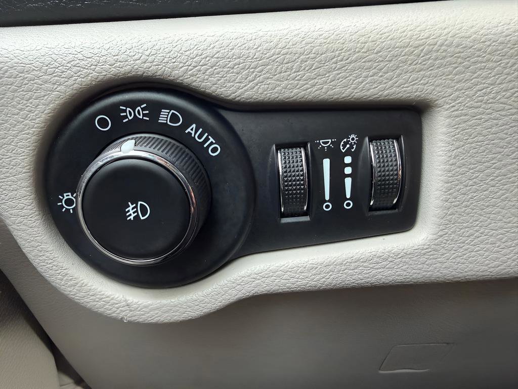 Used 2023 Chrysler Pacifica Touring-L image 20