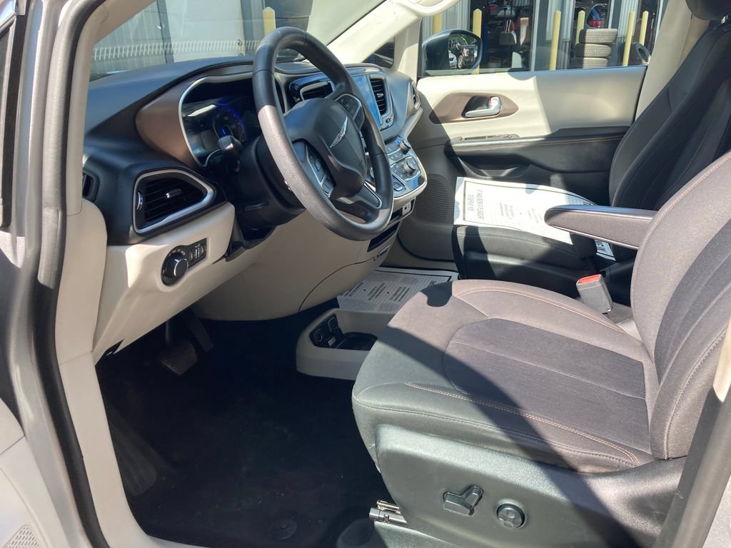 Used 2017 Chrysler Pacifica Touring FWD image 13