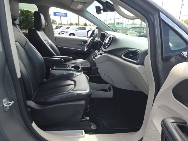 Used 2023 Chrysler Pacifica Touring-L FWD image 39