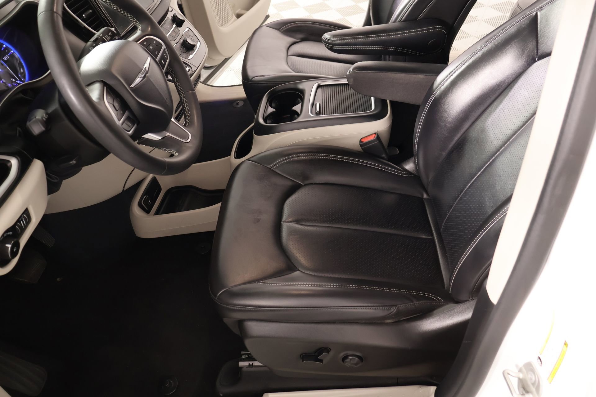 Used 2023 Chrysler Pacifica Touring-L image 11