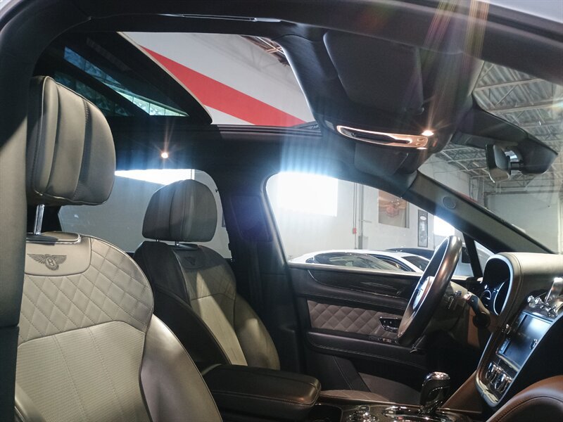 Used 2019 Bentley Bentayga AWD/4WD image 38
