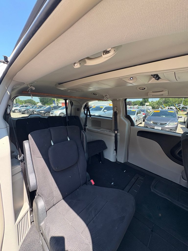 Used 2011 Chrysler Town & Country Touring FWD image 15